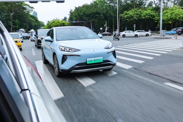 电动汽车的电池寿命有多长?更换成本高吗?
