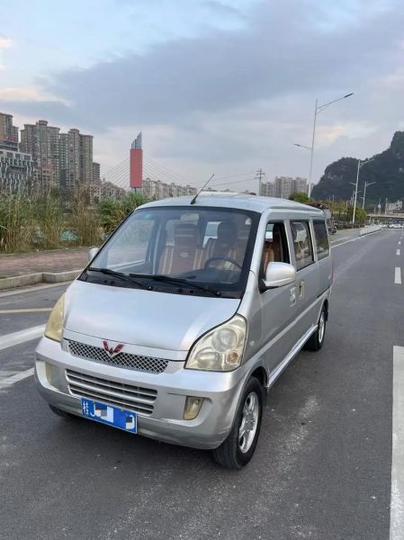 五菱荣光报价及图片最低价格是多少钱一辆