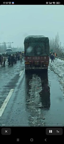 网友建议救援车送铲子让被困者铲雪是真的吗?