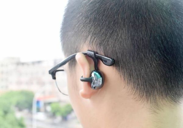 入耳式耳机怎么戴 夹耳式耳机戴法