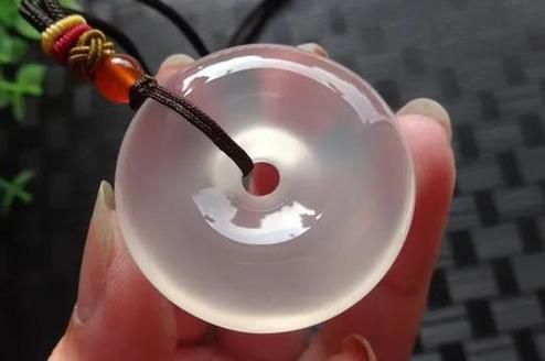 白玛瑙和白玉髓的区别:白玉髓和红玛瑙哪个好